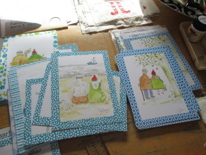 Gisteren waren de kaarten klaar bij de drukker... nu alles inpakken per 6 stuks en per 3 stuks