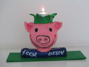 Haa even voorstellen een feestvarken... met lichtje... voor de jarige bij het ontbijt.. ook voor volwassen die nog een beetje kind zijn!!!