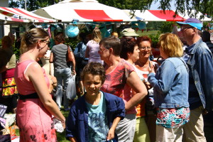 het was fantastisch weer zondag en een hele goede markt wel meer dan 500 mensen  hier wat foto's