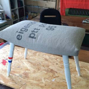 Krukje bekleed met oude postzakken